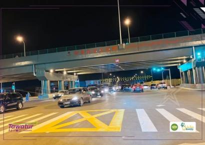 الحياة تدب في جسر الصداقة &quot;مدريد&quot;، بعد افتتاحه رسميا من طرف رئيس الجمهورية. كان الجسر مساء اليوم وجهة لعشرات المواطنين، الذين تهافتوا على هذه المنشأة الجديدة، والمبنية على أشهر ملتقى طرق في العاصمة نواكشوط، لالتقاط الصور وتفقد تفاصيله عن قرب، بعد أن طال ا